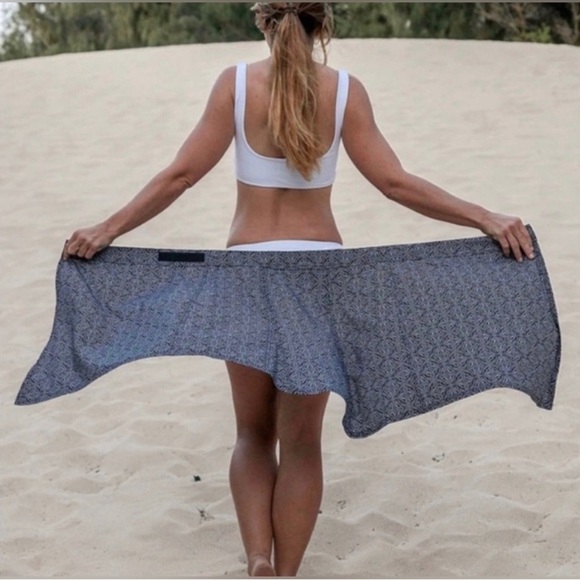 Rip Skirt NWT Hawaii Black Pearl Batik Wrap
Size Large - Picture 7 of 9